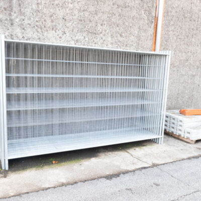 Recinzioni zincate da cantiere con basi in cemento